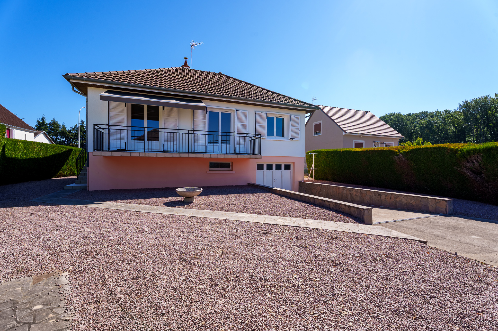 Maison 2 chambres avec sous-sol et beau potentiel à Montchan