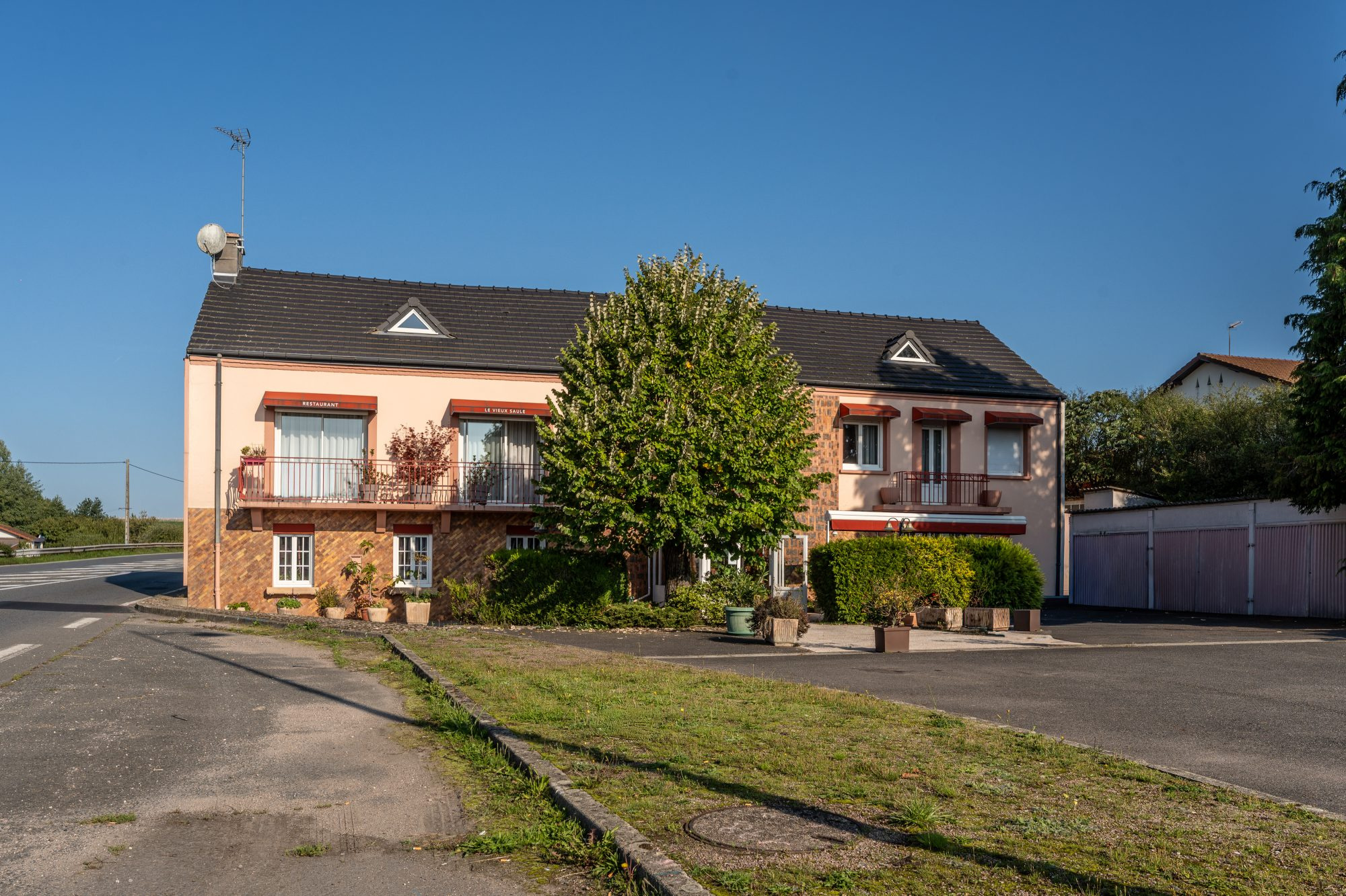 Bâtiment polyvalent de 415 m2 sur axe très passant ? fort po